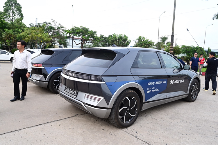 Do đó, mọi thành viên trong đoàn đều có được những trải nghiệm đặc sắc và thú vị với những danh lam thắng cảnh tại từng quốc gia đoàn đi qua. IONIQ 5 còn sở hữu tính năng độc đáo như V2L (Vehicle to Load), thông qua bộ chuyển đổi giúp cung cấp dòng điện có công suất tối đa 3.600W cho các thiết bị điện dân dụng.