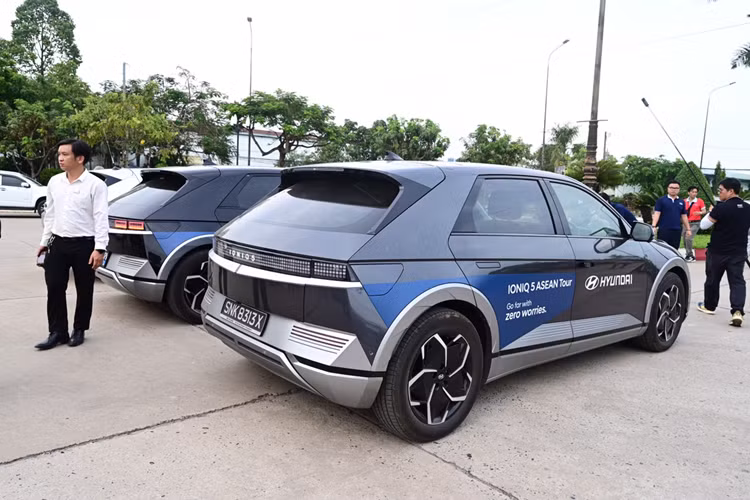 Do đó, mọi thành viên trong đoàn đều có được những trải nghiệm đặc sắc và thú vị với những danh lam thắng cảnh tại từng quốc gia đoàn đi qua. IONIQ 5 còn sở hữu tính năng độc đáo như V2L (Vehicle to Load), thông qua bộ chuyển đổi giúp cung cấp dòng điện có công suất tối đa 3.600W cho các thiết bị điện dân dụng.