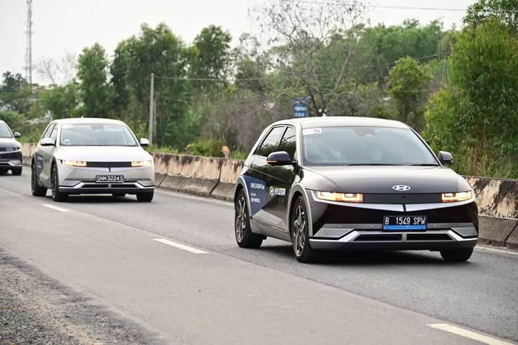 Với tính năng này, đoàn IONIQ 5 Asean Tour đã tự tổ chức được một buổi tiệc với các thiết bị âm thanh, ánh sáng và nấu ăn được cung cấp năng lượng từ chính những chiếc xe của đoàn. Bên cạnh đó, IONIQ 5 còn sở hữu tính năng V2V (Vehicle to Vehicle), cung cấp năng lượng cho chiếc xe khác bằng chính nguồn năng lượng của xe.