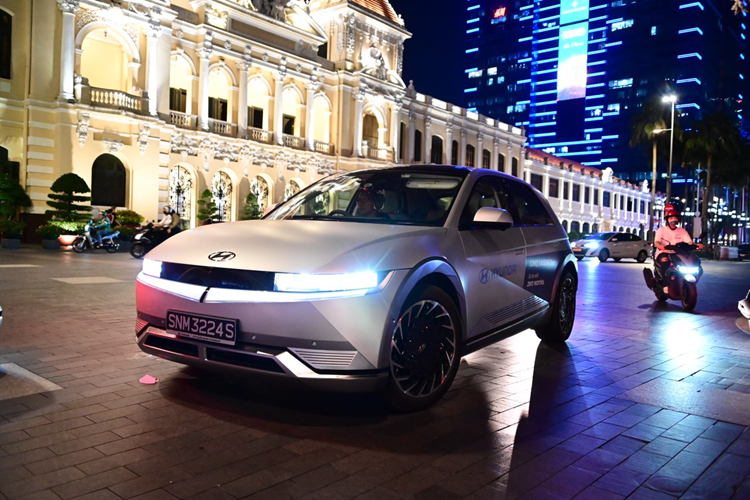 Được xây dựng trên nền tảng xe điện toàn cầu E-GMP của Hyundai Motor, IONIQ 5 sở hữu sức mạnh truyền động cũng như những tính năng hiện đại, giúp dễ dàng chinh phục cung đường 2.751km. Đoàn xe IONIQ 5 có 2 chiếc được trang bị hệ dẫn động AWD với 2 motor điện cung cấp sức mạnh lên đến 320 mã lực.