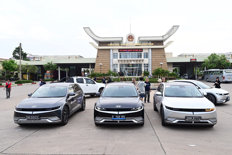 Ba chiếc xe còn lại sử dụng hệ dẫn động RWD với 1 motor điện ở trục sau cung cấp sức mạnh 217 mã lực. Với khả năng di chuyển lên đến hơn 450km cho 1 lần sạc cùng sự ổn định của phần mềm điều khiển, đoàn xe chưa từng gặp bất cứ sự cố nào về sạc pin trong hành trình, dù cho hệ thống trạm sạc không phải lúc nào cũng sẵn có trên đường.