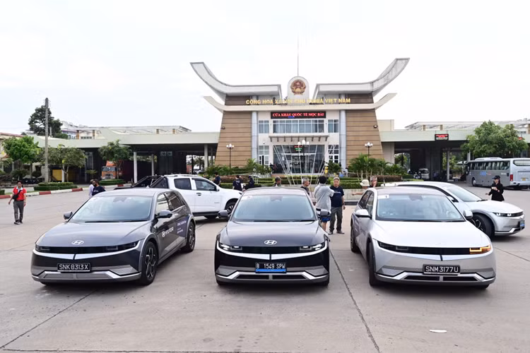 Ba chiếc xe còn lại sử dụng hệ dẫn động RWD với 1 motor điện ở trục sau cung cấp sức mạnh 217 mã lực. Với khả năng di chuyển lên đến hơn 450km cho 1 lần sạc cùng sự ổn định của phần mềm điều khiển, đoàn xe chưa từng gặp bất cứ sự cố nào về sạc pin trong hành trình, dù cho hệ thống trạm sạc không phải lúc nào cũng sẵn có trên đường.