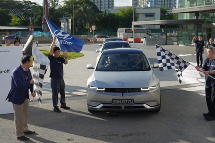 IONIQ 5 là chiếc xe đầu tiên khi IONIQ được tách ra trở thành thương hiệu xe điện của Hyundai Motor. Chiếc xe nhận được sự đánh giá cao của cộng đồng và giới chuyên môn về thiết kế độc đáo cũng như chất lượng hoàn thiện cao. IONIQ 5 đã nhận được giải thưởng Xe thế giới của năm 2022 (WCOTY 2022) danh giá uy tín toàn cầu.