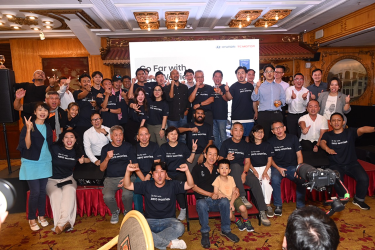 Chị Bích Thùy, một trong những khách hàng đầu tiên sở hữu IONIQ 5 tại Việt Nam cho biết: “Là một trong những người đầu tiên sở hữu xe, tôi cũng nhận được nhiều ý kiến nghi ngại về khả năng vận hành sử dụng hàng ngày.