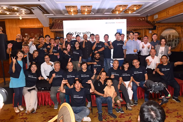 Chị Bích Thùy, một trong những khách hàng đầu tiên sở hữu IONIQ 5 tại Việt Nam cho biết: “Là một trong những người đầu tiên sở hữu xe, tôi cũng nhận được nhiều ý kiến nghi ngại về khả năng vận hành sử dụng hàng ngày.