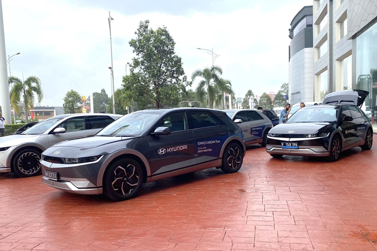 Tại Việt Nam, IONIQ 5 được sản xuất và phân phối với hệ dẫn động cầu sau, tùy chọn pin dung lượng 58 kWh cho quãng đường di chuyển 384km và pin dung lượng 72,6 kWh cho quãng đường di chuyển 450 km. Xe được trang bị đầy đủ những tính năng về vận hành, giải trí cũng như an toàn với gói Hyundai SmartSense.