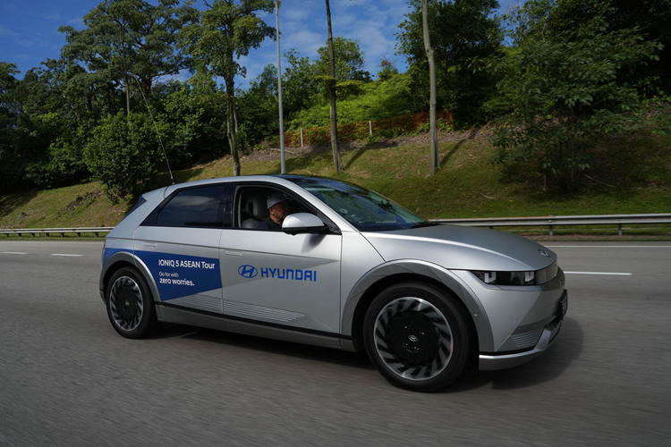 Xe được phân phối với 2 phiên bản, gồm IONIQ 5 Exclusive có giá 1,3 tỷ đồng và IONIQ 5 Prestige có giá 1,45 tỷ đồng cùng chế độ bảo hành 5 năm hoặc 100.000km tùy thuộc điều kiện nào đến trước. Riêng với bộ pin, xe được hưởng chế độ bảo hành 8 năm hoặc 160.000 km tùy điều kiện nào đến trước.