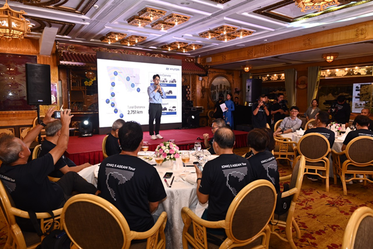 Chiếc xe sở hữu khối động cơ giàu năng lượng, tính năng hỗ trợ người lái hữu ích. Tôi đặc biệt đánh giá cao khả năng quản lí năng lượng của xe khi ngoài việc cung cấp điện cho các thiết bị điện 110-220V, xe còn có khả năng sạc ngược cứu hộ cho các chiếc xe khác. Tính năng này thực sự hữu dụng”.