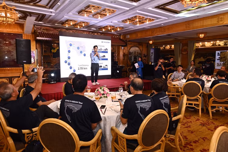 Chiếc xe sở hữu khối động cơ giàu năng lượng, tính năng hỗ trợ người lái hữu ích. Tôi đặc biệt đánh giá cao khả năng quản lí năng lượng của xe khi ngoài việc cung cấp điện cho các thiết bị điện 110-220V, xe còn có khả năng sạc ngược cứu hộ cho các chiếc xe khác. Tính năng này thực sự hữu dụng”.