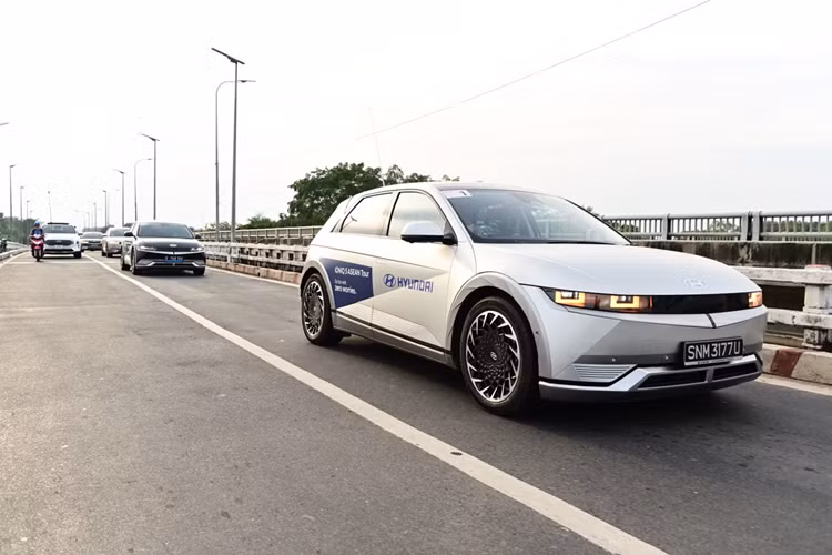 Anh Teo Swee Hwang, một thành viên của Hiệp hội ô tô Singapore (AAS) chia sẻ: “Khi được mời tham dự hành trình này, suy nghĩ đầu tiên của tôi là thực sự khó thực hiện được, bởi hạ tầng sạc điện cho xe ô tô hiện chưa phát triển nhiều ngay ở các nước phát triển chứ chưa nói đến các nước đang phát triển khác.