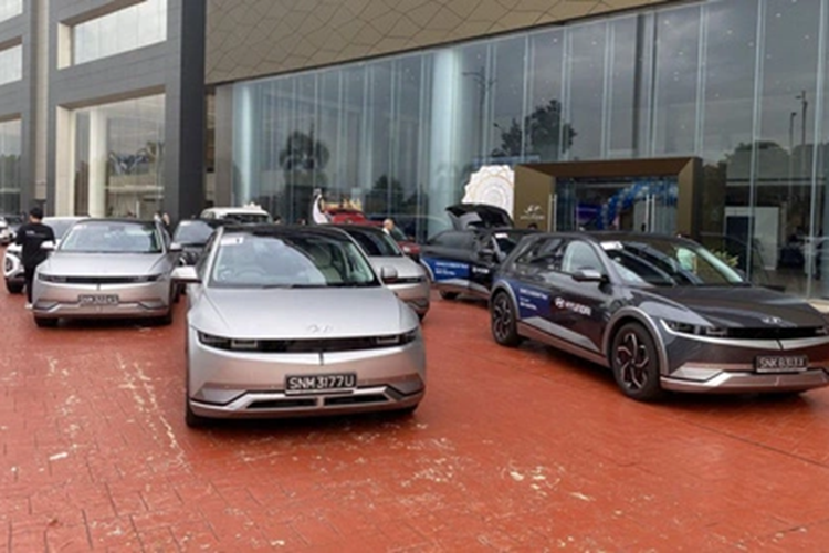 Nhưng tôi đặt niềm tin vào uy tín của thương hiệu ô tô Hyundai, cũng như vào một sản phẩm có chất lượng cao, nhận được nhiều giải thưởng uy tín toàn cầu. Ngày hôm nay được gặp gỡ giao lưu với bạn bè quốc tế cũng đang sở hữu sử dụng xe, tôi có thêm niềm tin vào IONIQ 5 và có thể khẳng định lựa chọn của mình là chính xác”.