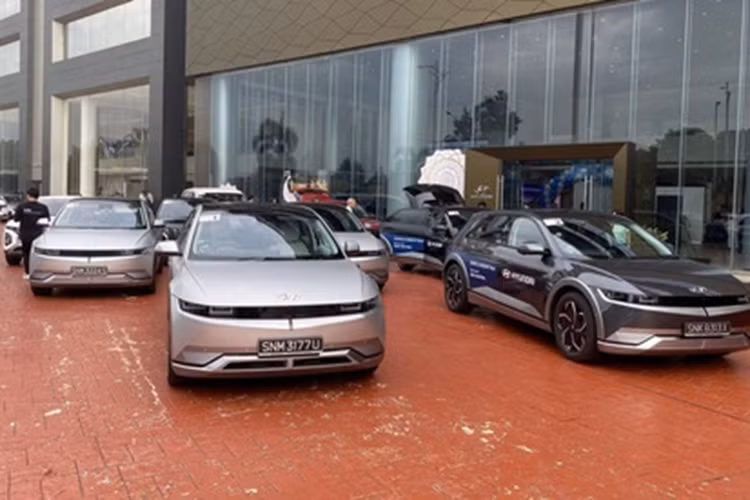 Nhưng tôi đặt niềm tin vào uy tín của thương hiệu ô tô Hyundai, cũng như vào một sản phẩm có chất lượng cao, nhận được nhiều giải thưởng uy tín toàn cầu. Ngày hôm nay được gặp gỡ giao lưu với bạn bè quốc tế cũng đang sở hữu sử dụng xe, tôi có thêm niềm tin vào IONIQ 5 và có thể khẳng định lựa chọn của mình là chính xác”.