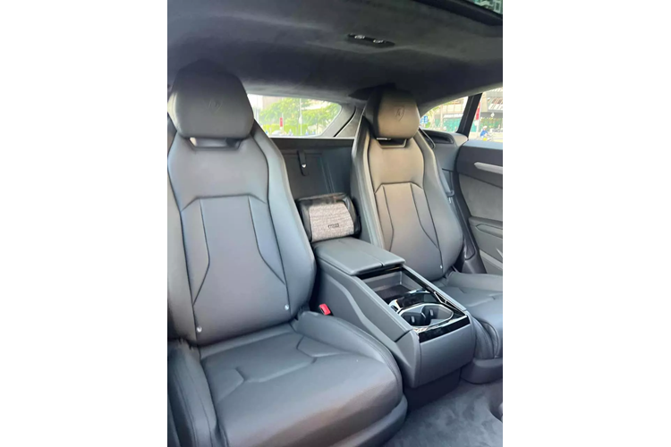 Theo tay cò bán xe, chiếc siêu SUV Lamborghini Urus này được sản xuất năm 2022, tức đã 1 năm qua chưa tìm thấy chủ nhân, xe trong tình trạng mới 100%, chưa đăng ký, vì thế, người mua sẽ đóng thêm 1 số loại thuế và phí để xe lăn bánh. Mức giá bán được người này đưa ra mới bất ngờ, hoang mang và sững sờ, đó là trên 15 tỷ đồng, nhưng không nói rõ chính xác là bao nhiêu.