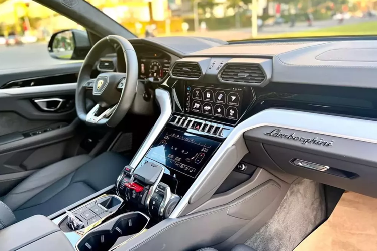 Trong bài viết mới đây nhất, 1 người chuyên mua bán xe đã qua sử dụng đã chào bán siêu SUV Lamborghini Urus này, ngay lập tức, thu hút sự quan tâm của cộng đồng mạng, cũng như các "cò lái" khác vì giá bán được cho khá hấp dẫn.