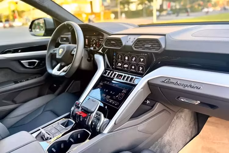 Trong bài viết mới đây nhất, 1 người chuyên mua bán xe đã qua sử dụng đã chào bán siêu SUV Lamborghini Urus này, ngay lập tức, thu hút sự quan tâm của cộng đồng mạng, cũng như các "cò lái" khác vì giá bán được cho khá hấp dẫn.