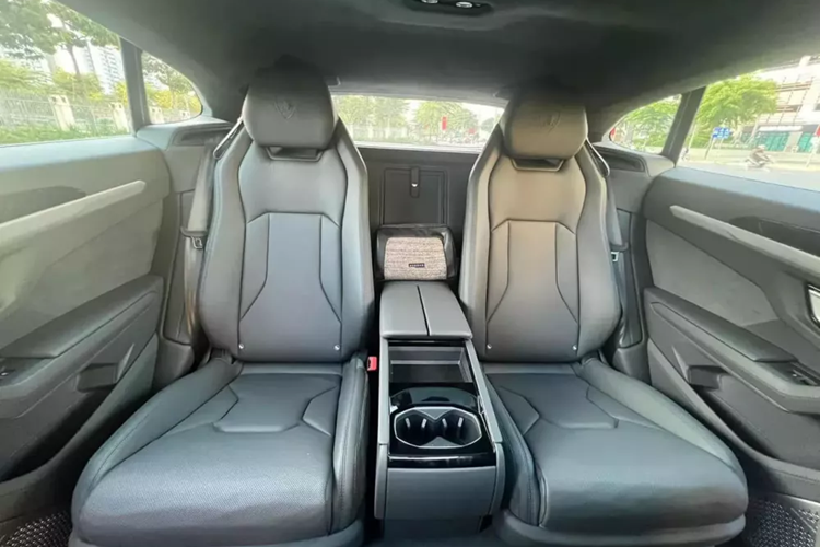 Với nhiều người, chỉ cần 1 chiếc xe siêu SUV Lamborghini Urus như vậy cũng đủ để trải nghiệm mẫu xe từng được mệnh danh xe SUV nhanh nhất thế giới. Ngoại thất xe có màu xám, nội thất màu đen với ghế phía sau là kiểu độc lập, như vậy, xe chỉ có 4 chỗ ngồi.