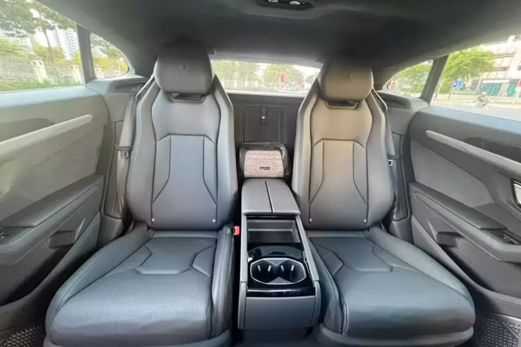 Với nhiều người, chỉ cần 1 chiếc xe siêu SUV Lamborghini Urus như vậy cũng đủ để trải nghiệm mẫu xe từng được mệnh danh xe SUV nhanh nhất thế giới. Ngoại thất xe có màu xám, nội thất màu đen với ghế phía sau là kiểu độc lập, như vậy, xe chỉ có 4 chỗ ngồi.