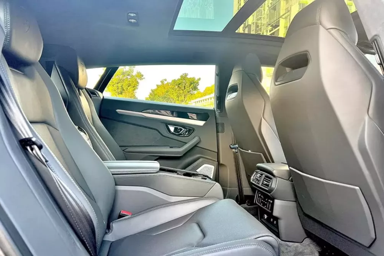 Nghe đến mức giá Lamborghini Urus trên 15 tỷ đồng, nhiều người chợt nhớ đến chiếc biển số 51K-888.88, vì mới đây, 1 đại gia đã nộp đủ số tiền trúng đấu giá biển này là 15,265 tỷ đồng, nếu mua thêm chiếc siêu SUV Lamborghini Urus này để đăng ký cho VIP trên, ước tính đại gia phải chi ra trên 32 tỷ đồng cho xe và biển, quá đẳng cấp.