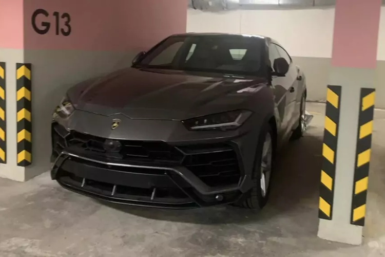 Vì thế, để tìm kiếm 1 chiếc siêu SUV Lamborghini Urus tiêu chuẩn chưa đăng ký tại Việt Nam lúc này khá hiếm có, và không quá lời nếu nói chỉ có 1 xe duy nhất.