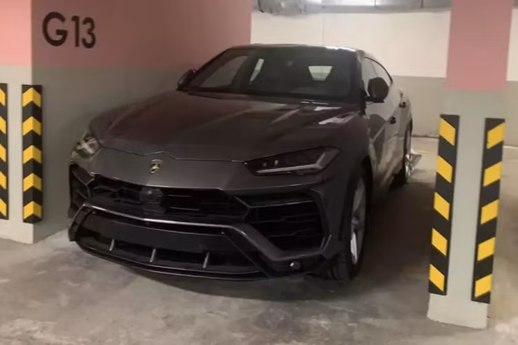 Vì thế, để tìm kiếm 1 chiếc siêu SUV Lamborghini Urus tiêu chuẩn chưa đăng ký tại Việt Nam lúc này khá hiếm có, và không quá lời nếu nói chỉ có 1 xe duy nhất.