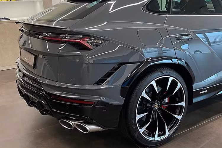 Lamborghini Urus cũng có sức mạnh đáng kinh ngạc như các chú bò tót 2 cửa khác trong gia đình, mẫu xe này được trang bị khối động cơ V8, tăng áp kép, dung tích 4.0 lít, cho ra công suất tối đa 641 mã lực tại vòng tua máy 6.000 vòng/phút và mô-men xoắn cực đại 850 Nm tại dải vòng tua máy từ 2.250 đến 4.500 vòng/phút.