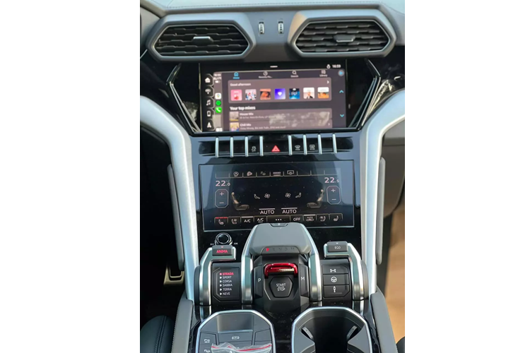 Tất nhiên với giá bán rẻ hơn 5 tỷ đến 8 tỷ đồng so với các xe được nhập khẩu không chính hãng, bạn sẽ không thể đòi hỏi thêm gì các tùy chọn trên chiếc Lamborghini Urus này, xe ở trong tình trạng tiêu chuẩn nhưng vẫn có các trang bị cơ bản đi kèm, và tất nhiên, vẫn sử dụng 2 màn hình sinh đôi, 6 chế độ lái và động cơ V8 đầy mạnh mẽ.