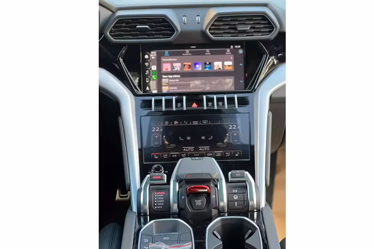 Tất nhiên với giá bán rẻ hơn 5 tỷ đến 8 tỷ đồng so với các xe được nhập khẩu không chính hãng, bạn sẽ không thể đòi hỏi thêm gì các tùy chọn trên chiếc Lamborghini Urus này, xe ở trong tình trạng tiêu chuẩn nhưng vẫn có các trang bị cơ bản đi kèm, và tất nhiên, vẫn sử dụng 2 màn hình sinh đôi, 6 chế độ lái và động cơ V8 đầy mạnh mẽ.