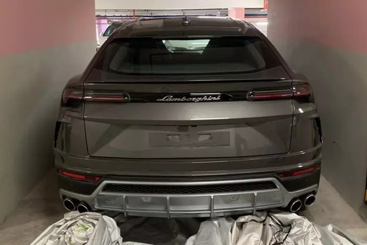 Sức mạnh trên của Lamborghini Urus sẽ kết hợp cùng hộp số tự động 8 cấp và hệ dẫn động 4 bánh, nhờ đó, chiếc siêu SUV này có thể tăng tốc từ vị trí xuất phát lên 100 km/h chỉ trong thời gian 3,6 giây trước khi đạt vận tốc tối đa 305 km/h. Lamborghini mang đến tổng cộng 6 chế độ lái cho xe Urus bao gồm Strada, Sport, Corsa, Sabbia, Terra và Neve.