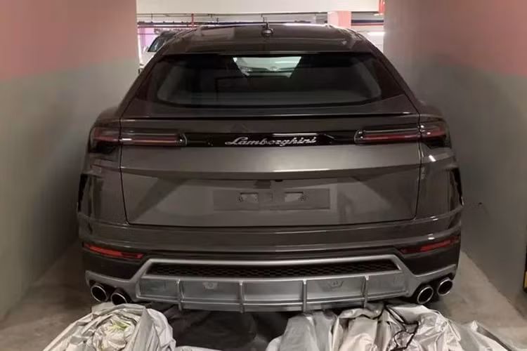 Sức mạnh trên của Lamborghini Urus sẽ kết hợp cùng hộp số tự động 8 cấp và hệ dẫn động 4 bánh, nhờ đó, chiếc siêu SUV này có thể tăng tốc từ vị trí xuất phát lên 100 km/h chỉ trong thời gian 3,6 giây trước khi đạt vận tốc tối đa 305 km/h. Lamborghini mang đến tổng cộng 6 chế độ lái cho xe Urus bao gồm Strada, Sport, Corsa, Sabbia, Terra và Neve.