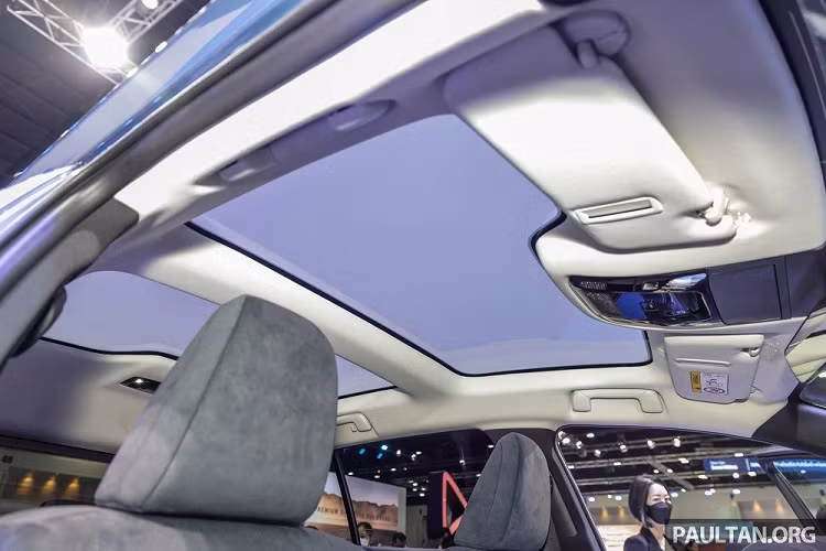 Trong khi đó, bản cao cấp có thêm kính cửa sổ cách âm, bảng đồng hồ kỹ thuật số 8 inch, hệ thống đèn viền nhiều màu, ghế/tapi cửa bọc da lộn và màn hình hiển thị thông tin kính lái HUD.