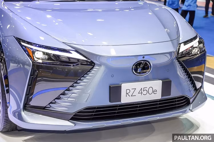 Tuy nhiên, khu vực chính giữa đầu xe vẫn được tạo hình như lưới tản nhiệt con suốt đặc trưng của thương hiệu Lexus. Tiếp đến là cụm đèn pha LED sắc sảo, đi kèm dải đèn LED định vị ban ngày hình chữ "L". Đây cũng là một đặc điểm nhận dạng của xe Lexus hiện nay.