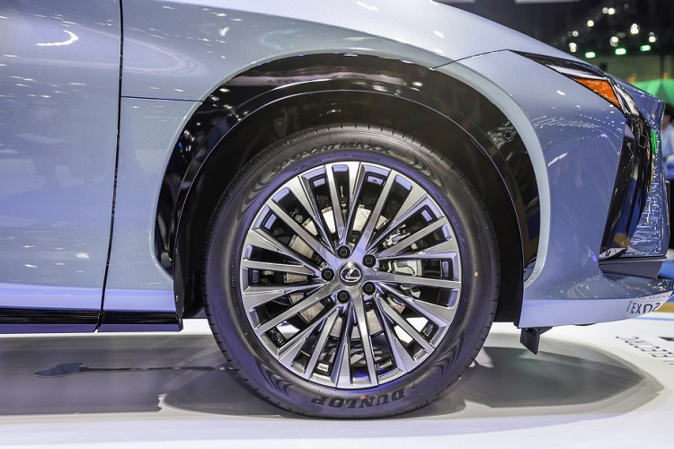 Bản tiêu chuẩn của xe sẽ đi kèm kính lái cách âm, đèn pha LED với đèn chiếu xa tự động, dải đèn LED định vị ban ngày, đèn sương mù sau, vành hợp kim 17 inch và cửa cốp chỉnh điện rảnh tay. Ở bản cao cấp hơn, xe có thêm kính cửa sổ cách âm, đèn pha với hệ thống chiếu xa thích ứng, điều chỉnh luồng sáng cao/thấp linh hoạt, đèn sương mù trước, đèn ôm cua và vành hợp kim 20 inch.