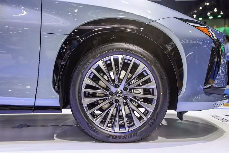 Bản tiêu chuẩn của xe sẽ đi kèm kính lái cách âm, đèn pha LED với đèn chiếu xa tự động, dải đèn LED định vị ban ngày, đèn sương mù sau, vành hợp kim 17 inch và cửa cốp chỉnh điện rảnh tay. Ở bản cao cấp hơn, xe có thêm kính cửa sổ cách âm, đèn pha với hệ thống chiếu xa thích ứng, điều chỉnh luồng sáng cao/thấp linh hoạt, đèn sương mù trước, đèn ôm cua và vành hợp kim 20 inch.