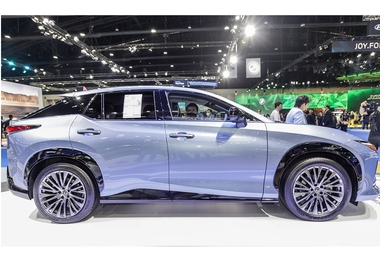 Tương tự Toyota bZ4X vốn dùng chung cơ sở gầm bệ, Lexus RZ cũng là SUV cỡ trung. Là phiên bản thương mại của mẫu xe concept LF-Z Electrified, RZ mang trên mình một số chi tiết thiết kế đặc trưng của thương hiệu Lexus. Mẫu SUV hạng sang này không có lưới tản nhiệt vì là ôtô điện.