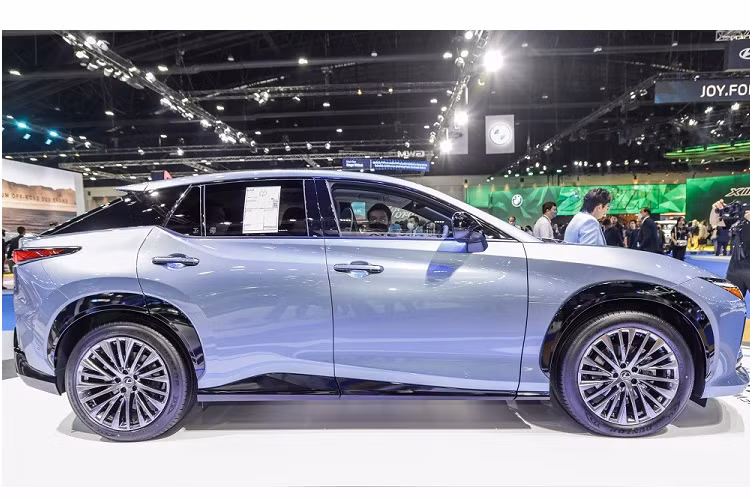 Tương tự Toyota bZ4X vốn dùng chung cơ sở gầm bệ, Lexus RZ cũng là SUV cỡ trung. Là phiên bản thương mại của mẫu xe concept LF-Z Electrified, RZ mang trên mình một số chi tiết thiết kế đặc trưng của thương hiệu Lexus. Mẫu SUV hạng sang này không có lưới tản nhiệt vì là ôtô điện.