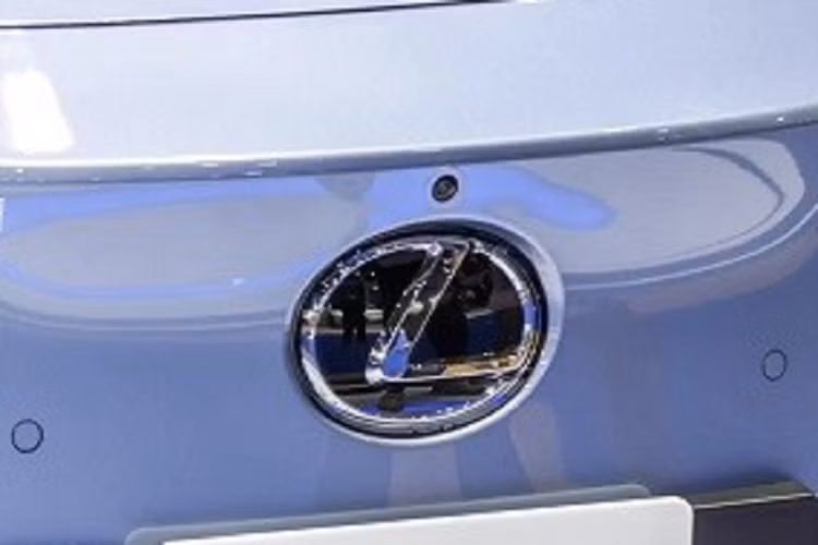 Mẫu SUV thuần điện này được trang bị cụm pin lithium-ion 71,4 kWh, mang đến quãng đường di chuyển sau khi sạc pin là 470 km theo chu trình thử nghiệm NEDC. Xe có thể dùng sạc chậm 11 kW với thời gian sạc đầy pin là 6,5 tiếng đồng hồ. Với sạc nhanh DC 150 kW, thời gian nạp pin từ 10-80% là 30 phút.