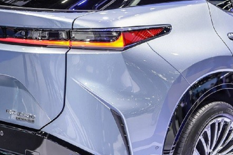 Dù ở phiên bản, Lexus RZ 2023 dành cho Thái Lan đều được trang bị 2 mô-tơ điện nằm trên 2 cầu và hệ dẫn động 4 bánh DIRECT4. Mô-tơ điện trên cầu trước có công suất tối đa 201 mã lực và mô-men xoắn cực đại 265 Nm. Hai con số tương ứng của mô-tơ điện trên cầu sau là 107 mã lực và 170 Nm. Tổng cộng, xe sở hữu công suất 308 mã lực và mô-men xoắn 435 Nm.