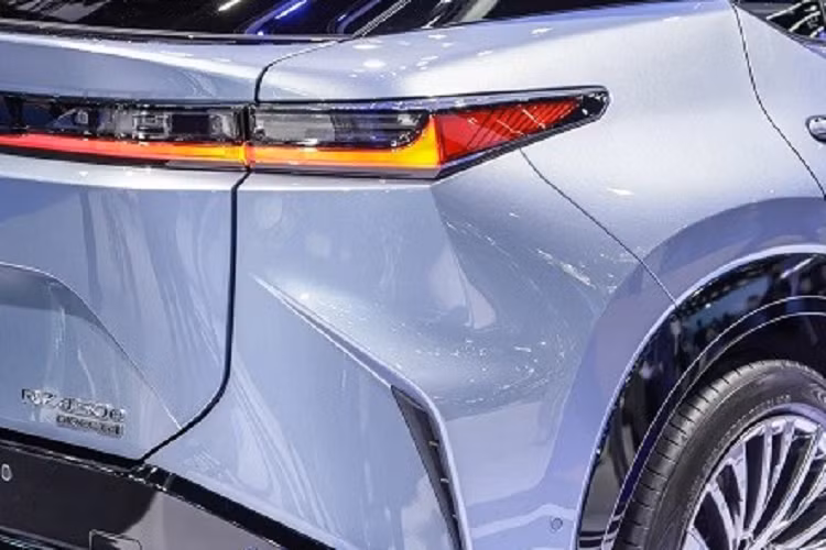 Dù ở phiên bản, Lexus RZ 2023 dành cho Thái Lan đều được trang bị 2 mô-tơ điện nằm trên 2 cầu và hệ dẫn động 4 bánh DIRECT4. Mô-tơ điện trên cầu trước có công suất tối đa 201 mã lực và mô-men xoắn cực đại 265 Nm. Hai con số tương ứng của mô-tơ điện trên cầu sau là 107 mã lực và 170 Nm. Tổng cộng, xe sở hữu công suất 308 mã lực và mô-men xoắn 435 Nm.