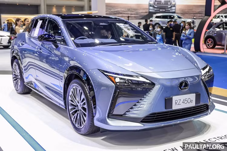 Tại triển lãm Bangkok International Motor Show 2023, hãng Lexus đã giới thiệu mẫu SUV điện hạng sang RZ với khách hàng Thái Lan. Đây là thị trường Đông Nam Á thứ hai mà mẫu xe này ra mắt, sau Indonesia. Tuy nhiên, khác với Indonesia, Lexus RZ 2023 mới lại được bày bán chính thức ở thị trường Thái Lan.