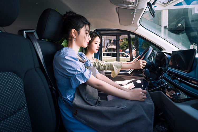 Khu vực điều khiển trung tâm sử dụng màn hình điều khiển trung tâm nổi 12,3 inch và có các chức năng như CarPlay, Tencent TAI, WeChat trong xe và tương tác bằng giọng nói. Bảng điều khiển điều hòa bên phải cần số cũng áp dụng thiết kế bánh xe cuộn và cảm ứng.