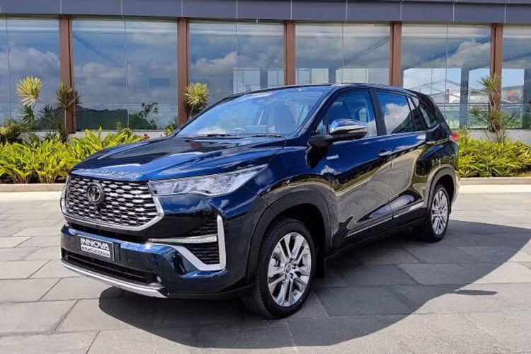 Hiện giá xe Toyota Innova Cross 2024 tại Việt Nam chưa được công bố. Tuy nhiên, sẽ không ngạc nhiên nếu mẫu xe MPV này tăng giá bán so với Toyota Innova cũ (755 - 995 triệu đồng). Nhân viên tư vấn bán hàng cho biết thời gian giao xe sẽ là quý III năm nay.