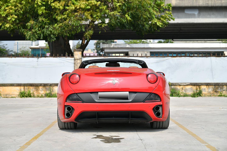 Ngay chiều hôm đó, chiếc siêu xe mui trần Ferrari California của Đặng Lê Nguyên Vũ đã được thay áo cấp tốc sang màu trắng, nguyên bản chiếc xe Ferrari California này có màu đỏ Rosso Corsa, và tất nhiên, không quên dán UN 2 bên cửa xe, 1 dấu hiệu đặc trưng chỉ có trên các siêu xe của ông Vũ.
