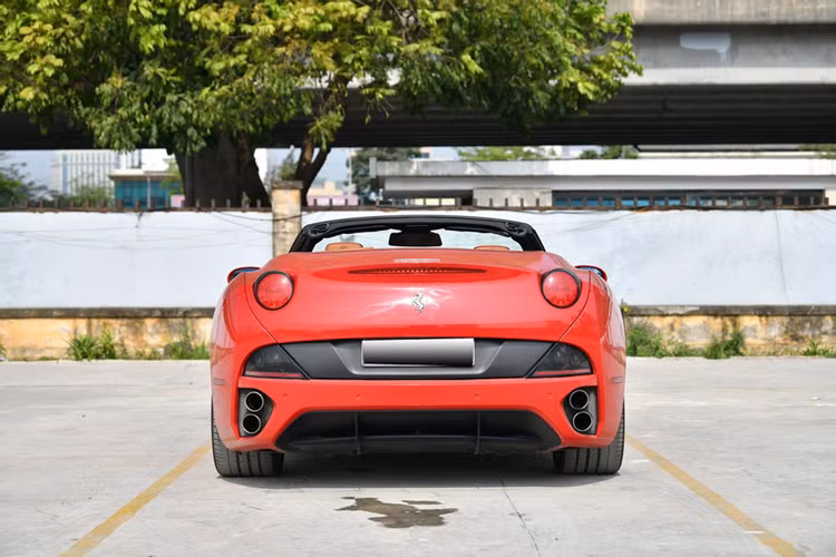 Ngay chiều hôm đó, chiếc siêu xe mui trần Ferrari California của Đặng Lê Nguyên Vũ đã được thay áo cấp tốc sang màu trắng, nguyên bản chiếc xe Ferrari California này có màu đỏ Rosso Corsa, và tất nhiên, không quên dán UN 2 bên cửa xe, 1 dấu hiệu đặc trưng chỉ có trên các siêu xe của ông Vũ.
