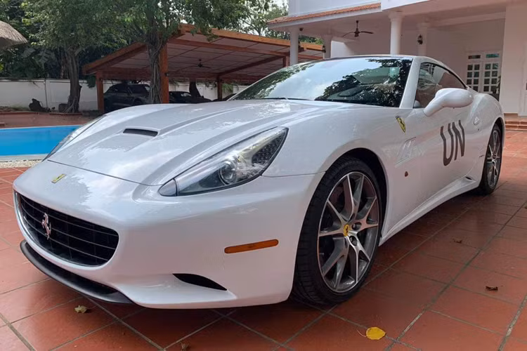 Mở cửa khám phá và vài phút sau, khi ông chủ showroom quay vào trong, ông Vũ đặt vấn đề mua thêm chiếc Ferrari California bên cạnh 1 siêu xe khác để tiện chốt 1 cặp xe.