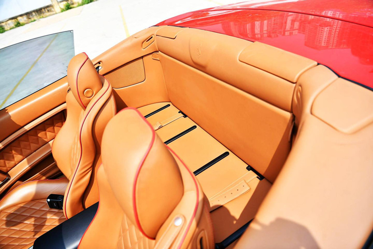 Như vậy, với việc mới tậu chiếc siêu xe mui trần Ferrari California từ 1 người quen chuyên mua bán siêu xe ở Sài thành, ông Đặng Lê Nguyên Vũ đang sở hữu đến 1 cặp xe Ferrari California cùng màu đỏ nguyên bản, nhưng đã được dán thành màu trắng.