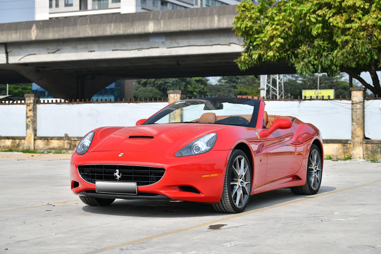Dòng siêu xe mui trần Ferrari California sử dụng động cơ V8, dung tích 4.3 lít, sản sinh ra công suất tối đa 460 mã lực tại vòng tua máy 7.500 vòng/phút và mô-men xoắn cực đại 485 Nm.
