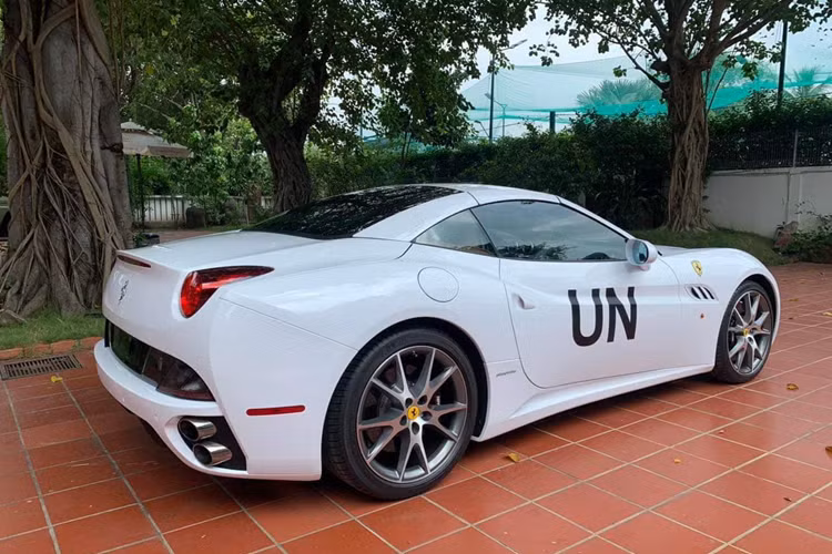 Động cơ trên kết hợp cùng hộp số tự động ly hợp kép 7 cấp, nhờ đó, Ferrari California có thể tăng tốc lên 100 km/h kể từ lúc đứng yên chỉ trong thời gian 4 giây. Vận tốc tối đa của siêu xe mui trần Ferrari California lên đến 310 km/h. Mức giá xe Ferrari California mà ông Đặng Lê Nguyên Vũ mới mua từng được rao bán hơn 10 tỷ đồng.