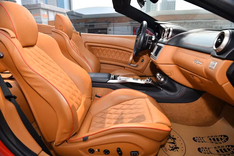 Ferrari California là 1 trong các siêu xe mui trần quyến rũ nhất thế giới, hãng siêu xe Ý không tạo ra biến thể Coupe cho dòng xe này, khi mở mui, nội thất của Ferrari California đủ cho 4 người lớn ngồi thoải mái, xe chỉ mất từ 14 giây đến 16 giây để đóng hoặc mở mui xe, thao tác này được thực hiện qua nút bấm bên trong khoang lái, rất thuận tiện.