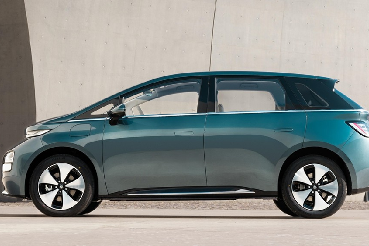 Về kích thước thân xe, chiếc xe điện Baojun Yunduo có các số đo như chiều dài, chiều rộng và chiều cao lần lượt là 4.295 x 1.850 x 1.652 mm, chiều dài cơ sở 2.700 mm.