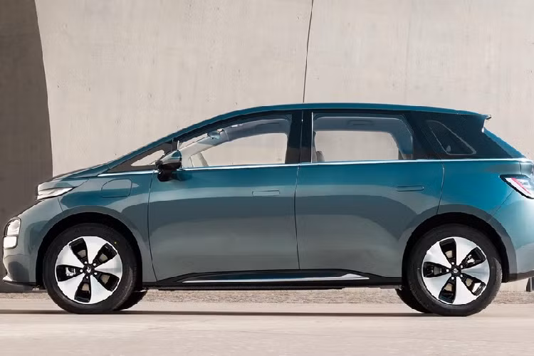 Về kích thước thân xe, chiếc xe điện Baojun Yunduo có các số đo như chiều dài, chiều rộng và chiều cao lần lượt là 4.295 x 1.850 x 1.652 mm, chiều dài cơ sở 2.700 mm.